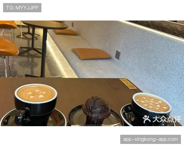 刷到苏翊鸣在街角咖啡店喝最便宜咖啡的图，随手放的几样东西价值比我半年工资还高